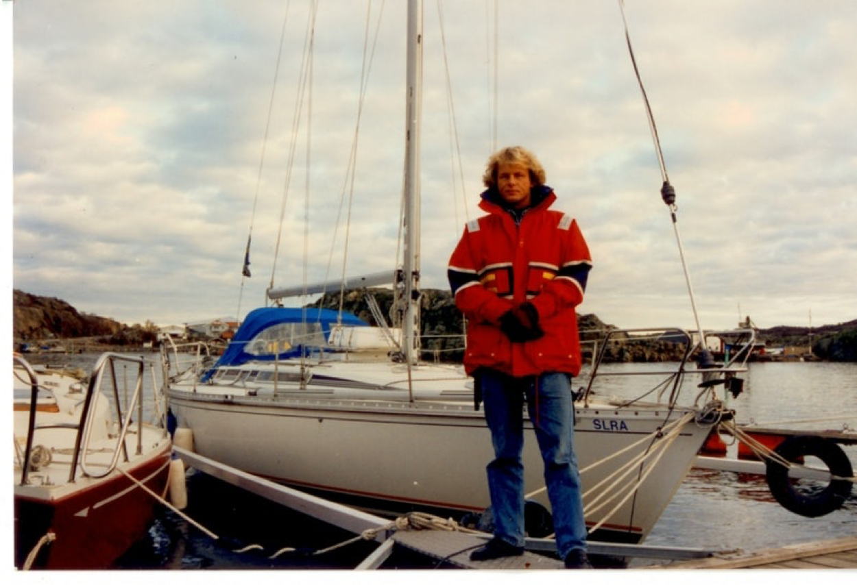 Staffan Francke 1994 med en av många segelbåtar av modellen First 405 som kom att åka västkustrundan.